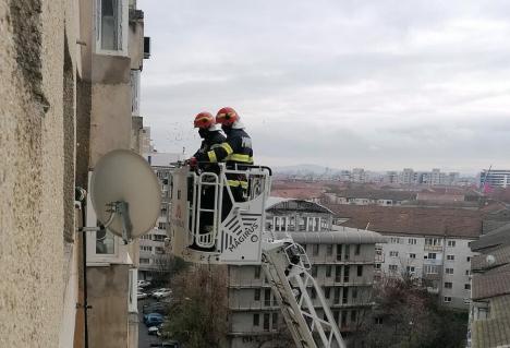 Femeie salvată de pompierii din Oradea, după ce au intrat în apartamentul ei prin balcon