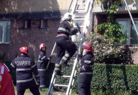 Doi bătrâni căzuţi în casă, salvaţi de pompieri