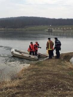 Misiune imposibilă: Pompierii au încercat să salveze o căprioară captivă pe lacul îngheţat la Paleu, dar fără succes (FOTO)