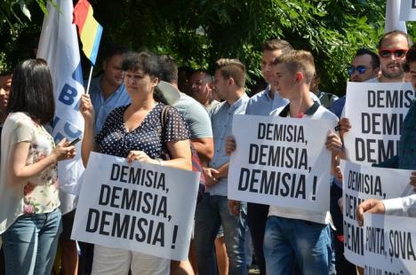 Miting de protest al Opoziţiei, în Parcul Traian: Circa 150 de oameni au stigat împotriva Guvernului (FOTO)