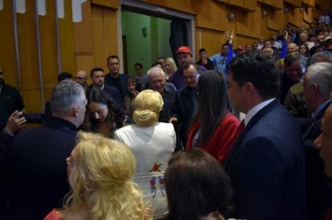 De la Oradea, Viorica Dăncilă l-a chemat pe Iohannis la dezbatere: „Dacă îi e frică, va trebui să poarte fustă, iar eu pantaloni” (FOTO)