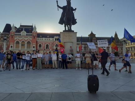 „Vrem să munciţi, nu să jefuiţi”: La un an de la Mitingul Diasporei, orădenii au scandat împotriva PSD-ului şi a Guvernului (FOTO / VIDEO)