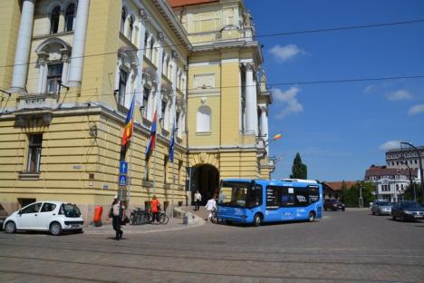 Un autobuz electric ce face înconjurul pământului s-a oprit la Oradea (FOTO)