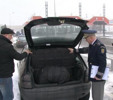 A vrut să treacă graniţa ilegal, ascuns printre valize în portbagajul unei maşini
