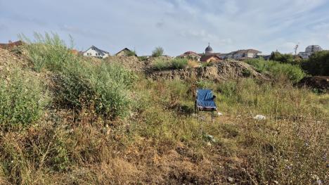 Murdărie de la Primărie: Mormane uriașe de pământ și moloz în spatele parcului Adona din Oradea (FOTO)