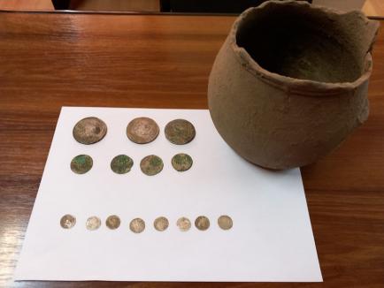 Comoara din pădure: Trei 'detectorişti' din Bihor au descoperit aproape 5.000 de monede de argint (FOTO)
