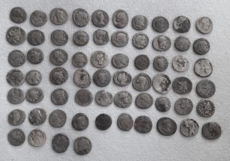 Căutătorul de comori: Un polițist a descoperit monede vechi de 2000 de ani pe dealurile din Borod (FOTO)