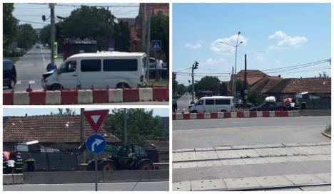 Accident pe centura Oradea: O dubă cu remorca plină cu fier vechi a lovit un autoturism şi s-a oprit în stâlp, patru persoane au ajuns la spital