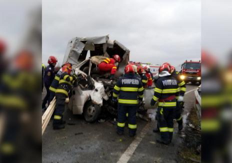 Accident cu patru victime în Bihor, un bărbat a murit: Un camion, o furgonetă și un autoturism s-au lovit