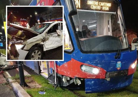 Accidentul dintre tramvai și taxi, de pe bulevardul Cantemir din Oradea, a fost provocat de taximetrist care nu a cedat trecerea