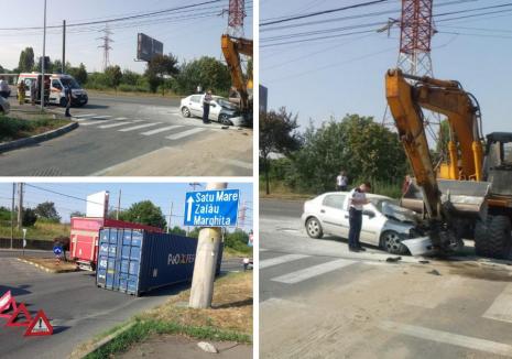 Două accidente, în aceeași zonă, la ieșire din Oradea: Un autoturism s-a izbit de un excavator, un camion a rămas fără încărcătură (FOTO)