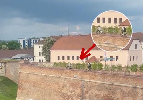 Teribilism periculos: Doi copii, filmaţi în timp ce se plimbau cu bicicletele pe zidul Cetăţii Oradea (VIDEO)