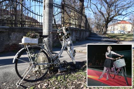 O nouă bicicletă albă, amplasată lângă Palatul Baroc în memoria orădencei Kiss Boglárka (FOTO)