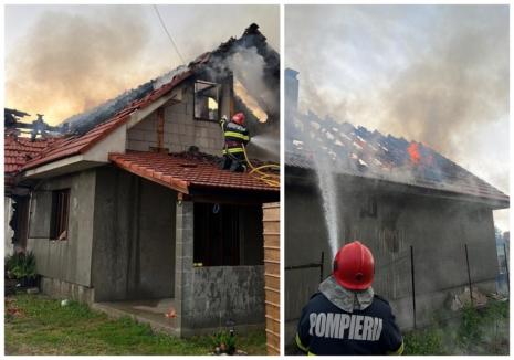 O casă din Bihor a luat foc, după ce a fost lovită de trăsnet (FOTO)