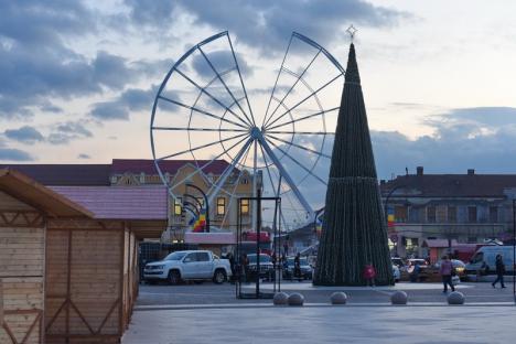 Pregătiri de Crăciun: Piaţa Unirii, decorată cu un brad înalt, căsuţe din lemn şi o roată-carusel imensă (FOTO)