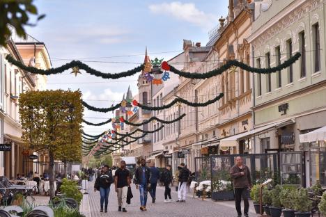Oradea se pregătește deja de Crăciun. A început montarea decorațiunilor și a instalațiilor luminoase (FOTO)