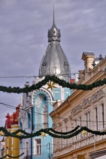 Oradea se pregătește deja de Crăciun. A început montarea decorațiunilor și a instalațiilor luminoase (FOTO)