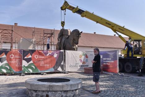 Statuia Regelui Ladislau a ajuns în Cetatea Oradea. Urmează asamblarea și finisarea ei (FOTO)