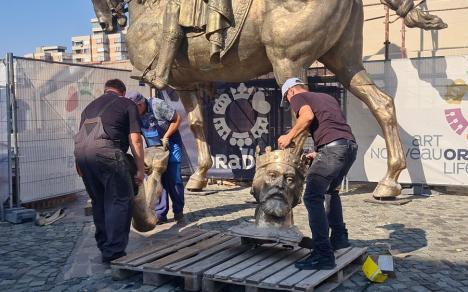 Statuia Regelui Ladislau a ajuns în Cetatea Oradea. Urmează asamblarea și finisarea ei (FOTO)