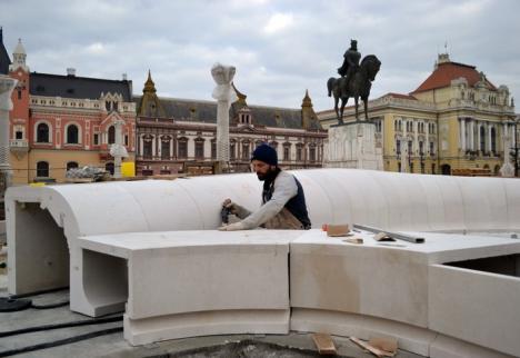 O sută de piese! A început montarea primei fântâni de marmură din Piaţa Unirii (FOTO)