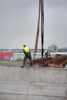 Constructorii au montat primele 15 grinzi ale pasajului suprateran de la Piața 100. Circulaţia în zonă va fi oprită de joi (FOTO / VIDEO)