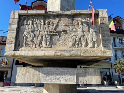Măcel uitat: Monumentul dedicat răscoalei înăbuşite în sânge la Aleşd se distruge sub ochii autorităţilor (FOTO)