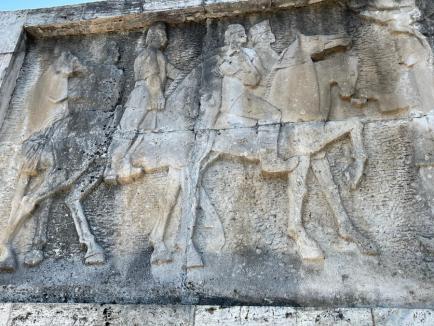 Măcel uitat: Monumentul dedicat răscoalei înăbuşite în sânge la Aleşd se distruge sub ochii autorităţilor (FOTO)