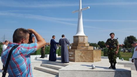 Cinste eroilor: Un monument dedicat eroilor din Sîntandrei a fost inaugurat în cimitirul din localitate (FOTO / VIDEO)