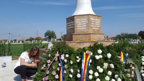 Cinste eroilor: Un monument dedicat eroilor din Sîntandrei a fost inaugurat în cimitirul din localitate (FOTO / VIDEO)