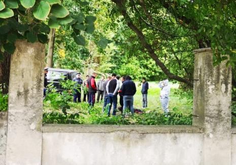 Scene macabre în Valea lui Mihai: Un bărbat a fost găsit mort, cu gâtul tăiat, într-un parc (FOTO)