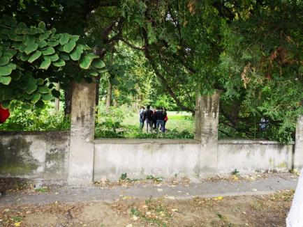 Scene macabre în Valea lui Mihai: Un bărbat a fost găsit mort, cu gâtul tăiat, într-un parc (FOTO)