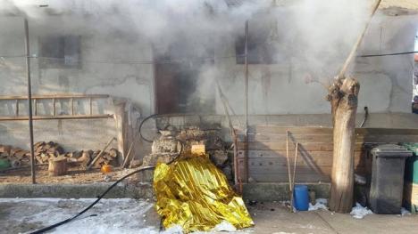 Un bărbat de 76 de ani a murit în faţa casei sale cuprinse de flăcări (FOTO)