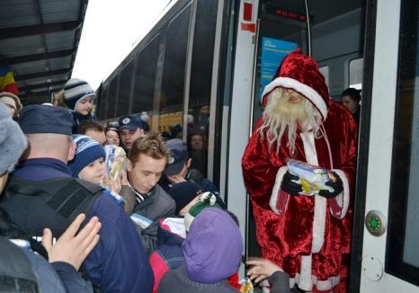 Moş Crăciun vine şi anul acesta cu trenul: 1500 de cadouri, pregătite pentru copiii din Oradea