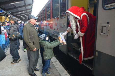 Moș Crăciun a venit cu trenul la Oradea: Sute de copii și părinți l-au așteptat cu sufletul la gură (FOTO / VIDEO)