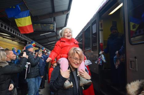 Moș Crăciun a venit cu trenul la Oradea: Sute de copii și părinți l-au așteptat cu sufletul la gură (FOTO / VIDEO)