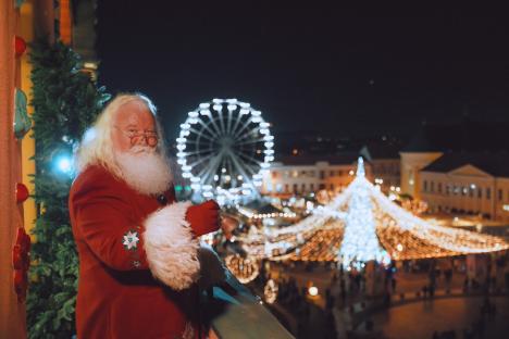 Moș Crăciun îi așteaptă pe cei mici la Târgul de Crăciun din Oradea, pentru a le oferi cadouri dulci