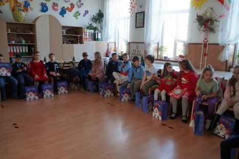 Moşul de la poartă: Povestea Moşului cel bun care le aduce an de an cadouri elevilor de la Şcoala orădeană Oltea Doamna (FOTO/VIDEO)