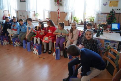 Moşul de la poartă: Povestea Moşului cel bun care le aduce an de an cadouri elevilor de la Şcoala orădeană Oltea Doamna (FOTO/VIDEO)