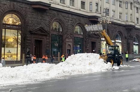 Rușii „cumpără” zăpadă! Moscova aduce zăpadă artificială pentru o demonstrație de snowboard