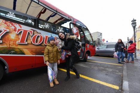 'Moşule, eşti magic?' Moș Crăciun a sosit cu trenul în Oradea, a împărţit daruri şi s-a plimbat cu autobuzul turistic (FOTO / VIDEO)