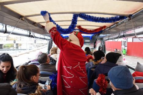 'Moşule, eşti magic?' Moș Crăciun a sosit cu trenul în Oradea, a împărţit daruri şi s-a plimbat cu autobuzul turistic (FOTO / VIDEO)