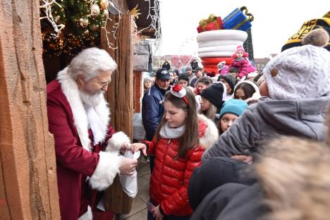 Bucurie în centrul Oradiei! Moș Crăciun și-a făcut apariția într-o caleașcă electrică și a împărțit cadouri (FOTO/VIDEO)