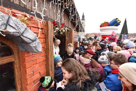 Bucurie în centrul Oradiei! Moș Crăciun și-a făcut apariția într-o caleașcă electrică și a împărțit cadouri (FOTO/VIDEO)