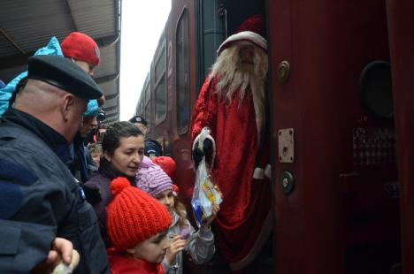 A venit Moş Crăciun! Copiii orădeni l-au aşteptat la Gară pe bătrânul cel darnic (FOTO/VIDEO)