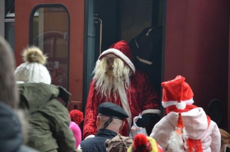 A venit Moş Crăciun! Copiii orădeni l-au aşteptat la Gară pe bătrânul cel darnic (FOTO/VIDEO)
