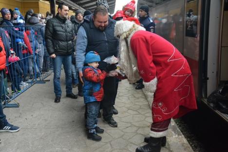 Moşule, am fost cuminte! Moş Crăciun a sosit cu trenul, în Gara Mare din Oradea (FOTO / VIDEO)