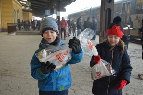 Moşule, am fost cuminte! Moş Crăciun a sosit cu trenul, în Gara Mare din Oradea (FOTO / VIDEO)