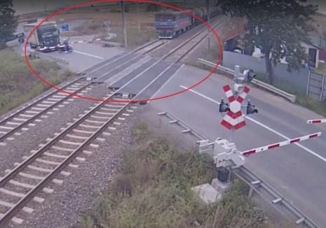 Cascador printre bariere: 3.400 de lei amendă pentru un motociclist care a trecut prin faţa unui tren şi i-a arătat semne oscene mecanicului (VIDEO)