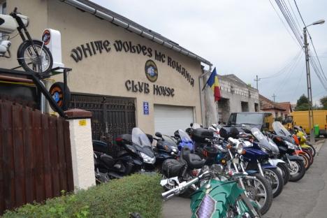 Bârlogul lupilor: Motocicliştii orădeni din clubul White Wolves şi-au deschis o casă nouă, unde îi invită pe toţi cei care le împărtăşesc pasiunea (FOTO)