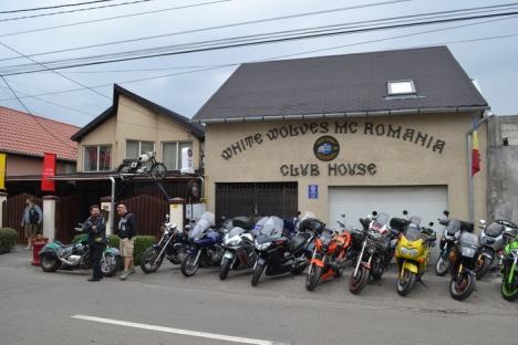 Bârlogul lupilor: Motocicliştii orădeni din clubul White Wolves şi-au deschis o casă nouă, unde îi invită pe toţi cei care le împărtăşesc pasiunea (FOTO)